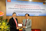 Vinh danh “Vì sự nghiệp giáo dục” cho Giáo sư Herfurth Lutz