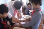 Thưa cô, em thường nhịn ăn tới trường!