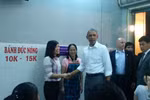 Ông Obama thong dong vào hàng bún chả trên phố Lê Văn Hưu