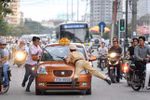 Nguy hiểm khi cho CSGT bắn người chống cán bộ thi hành công vụ