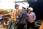 Giữa Thủ đô: quỳ xin “để cháu xử bọn này” rồi lao ra đâm chém 