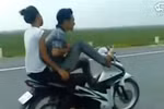 Clip: "Quái xế" đùa giỡn với tử thần trên quốc lộ