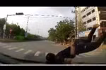 Video: Nam thanh niên bị ôtô húc văng lên trên nắp ca pô