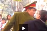 Video: Người mặc sắc phục công an đẩy phụ nữ ngã sấp mặt xuống đường