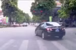 Video: Xe ô tô biển xanh ngang nhiên vượt đèn đỏ ở Hà Nội
