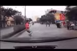 Video: Liều mình băng quả rào phân cách, nam thanh niên gặp nạn