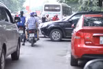 HN: Đường Hoàng Đạo Thúy tắc ‘kinh niên’ vì ô tô cắm ngang, xiên dọc