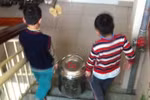 Vụ cô giáo liên tục "hành" bé 5 tuổi: "Thùng rất nặng và rất mệt"
