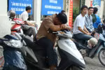 Chùm ảnh: Phụ huynh ngủ gục chờ con thi Đại học