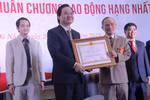 Đại học tư thục đầu tiên của miền trung đón nhận huân chương lao động hạng nhất