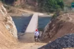 Mải đi tìm bò, thí sinh được đội tình nguyện chở đến trường thi trễ 5 phút