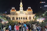 Thời khắc hàng vạn người hân hoan chào đón năm mới tại TP Hồ Chí Minh