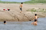 Dạy bơi cho học sinh cấp I: Các trường... "tự bơi" 