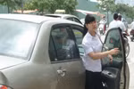 Chùm ảnh: Sĩ tử đi thi tốt nghiệp bằng... “xế hộp”