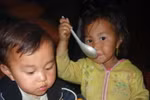 Rớt nước mắt nhìn cảnh trẻ em Trạm Tấu - Yên Bái tranh nhau ăn cơm