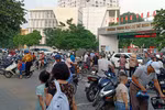 Nhà trường không thích mở cửa sớm, hàng trăm học sinh phải chạy nhảy ngoài đường