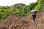 Chuyện về những giáo viên suýt bỏ mạng trên con đường cõng chữ lên non