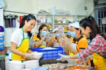 Trương Ngọc Ánh vào bếp nấu ăn, bán cơm 2.000 đồng/suất