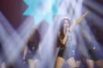 Minh Hằng khoe vũ đạo nóng bỏng, liên tục hát trục trặc trong liveshow