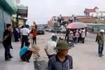 Dân ngăn cản thi công đường BOT yêu cầu chủ đầu tư bồi thường nhà lún nứt