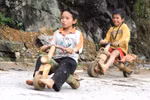 Khoảnh khắc hài hước chỉ có một lần trong đời của trẻ em vùng cao