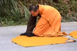 Hình ảnh nhà sư "nhất bộ nhất bái" Thích Tâm Mẫn ở Yên Tử