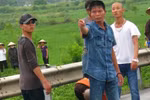 Nhóm tháp tùng nhà sư "đi một bước lạy một lạy" tiếp tục đánh người