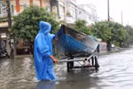 Hàng ngàn giáo viên Quảng Nam vượt mưa lũ đi thi, phút chót bất ngờ bị hoãn
