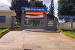 Cách chức Hiệu trưởng, điều làm giáo viên vì giữ học bạ của học sinh nghèo