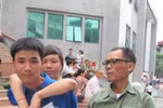 Câu chuyện về cô gái "đi bằng hai tay" được bố cõng đi thi!