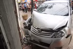 Ô tô tông nứt nhà dân tại TP Hồ Chí Minh