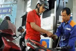 Mua mỗi lít xăng giá 16.400 đồng, người dân "gánh" 8.825 đồng thuế, phí