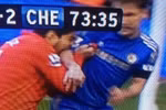 Suarez lại... cắn trộm đối thủ