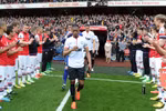 Cầu thủ Arsenal gượng cười, vỗ tay chào nhà vô địch M.U