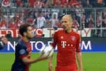 Alba lại chơi xấu: Ném bóng vào mặt Robben