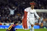 Biếm họa hậu Siêu kinh điển: Messi quỳ gối trước Ronaldo