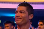 Ronaldo viết tâm thư gửi Messi: Bộ đồ của cậu như chú hề!