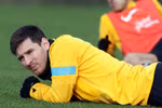 Thua Real, thua Ronaldo, Messi lăn ra ốm