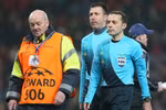 Sir Alex nổi đóa, Ferdinand vỗ tay khen trọng tài