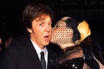 Lady Gaga... trùm 'lưới đánh cá' lên thảm đỏ Grammy