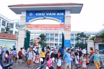 Phụ huynh ngăn chặn thịt gà ôi thiu tuồn vào Trường Tiểu học Chu Văn An
