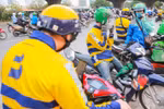 Tài xế xe ôm công nghệ vất vả mưu sinh trong mùa dịch