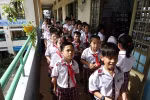 Ngay tại trường, học sinh cũng chưa biết xếp hàng