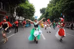 Đua chụp ảnh check-in với các vũ công carnival siêu hot tại phố đi bộ Bờ Hồ