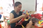 Nữ nghệ nhân cặm cụi ngày đêm làm đồ chơi Trung thu dân gian