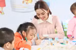 Á hậu Tường San cùng khám phá các trò chơi sáng tạo từ cây, hoa lá với trẻ