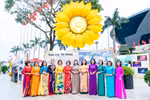 Đông đảo du khách check in với hoa hướng dương tại triển lãm ở Đà Nẵng