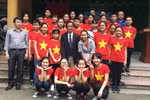Giáo sư Nguyễn Lân Dũng trao đổi đôi điều với các bạn trẻ