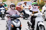 Vì sao nhiều người chịu đi làm xa hàng chục km dù xót xăng, đau lưng?