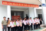 Thầy và trò cũ đi tặng quà học sinh vùng cao Quảng Ngãi